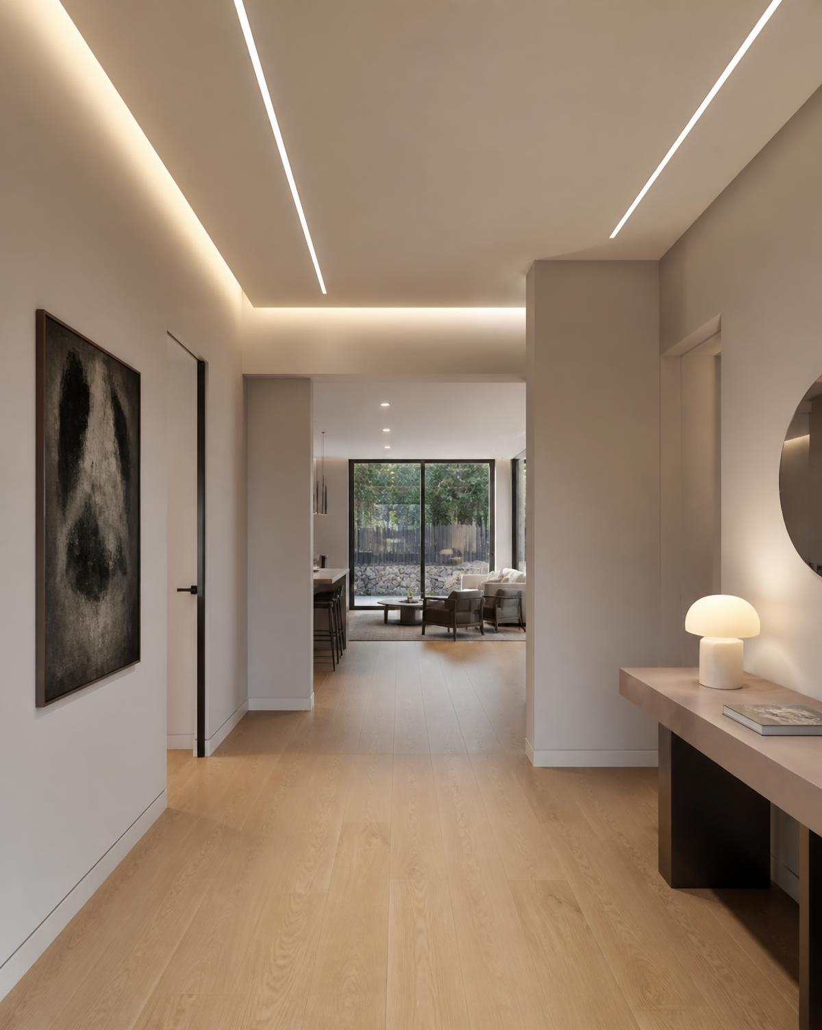 Couloir contemporain avec faux plafond et éclairage linéaire intégré